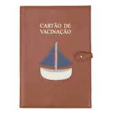 Porta Cartão de Vacina Barco Caramelo Liso com Oceano, Off White Liso e Atmosfera Pronta Entrega